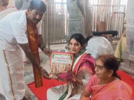 హీరోయిన్ అనన్య నాగళ్ళకు తీర్థ ప్రసాదాలు అందచేసిన తాతయ్యగుంట అమ్మవారి గుడి చైర్మన్ మహేష్ యాదవ్