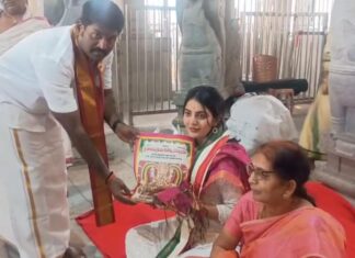 హీరోయిన్ అనన్య నాగళ్ళకు తీర్థ ప్రసాదాలు అందచేసిన తాతయ్యగుంట అమ్మవారి గుడి చైర్మన్ మహేష్ యాదవ్